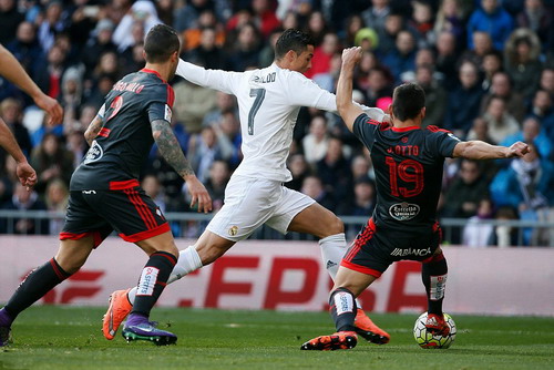 Hàng thủ Celta Vigo bất lực ngăn cản Ronaldo ghi bàn