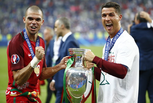 
Giành 2 danh hiệu lớn trong mùa, Ronaldo có cơ hội giành Quả bóng vàng lần nữa
