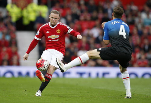 ... và ghi bàn thứ 100 tại sân Old Trafford phút 43