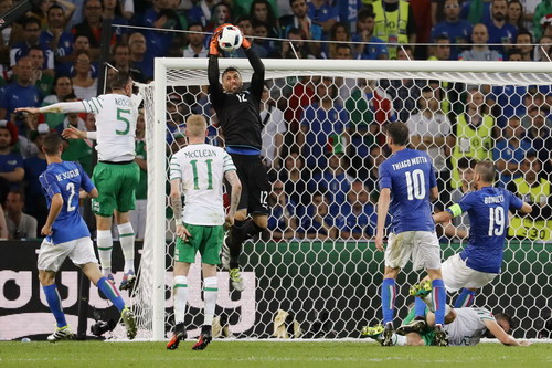 Sirigu hóa giải một tình huống tấn công của các chân sút CH Ireland