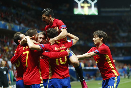 Tây Ban Nha vào vòng hai