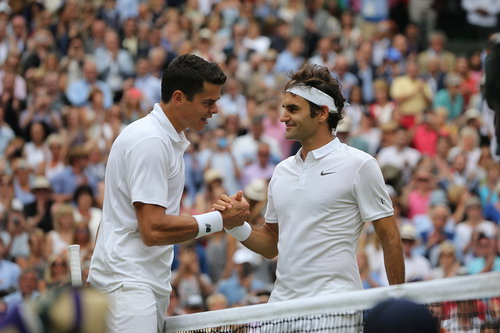 
Cái bắt tay chuyển giao thế hệ giữa Federer và Raonic
