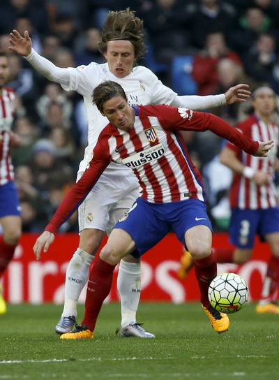 Fernando Torres tranh bóng với Luka Modric