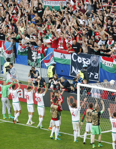Tuyển Hungary tri ân người hâm mộ sau chiến thắng