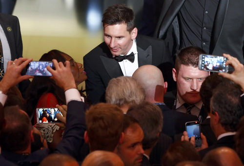 Messi trong vòng vây báo chí sau lễ trao giải