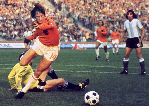 Cruyff và đồng đội tạo nên Cơn lốc màu da cam tại World Cup 1974