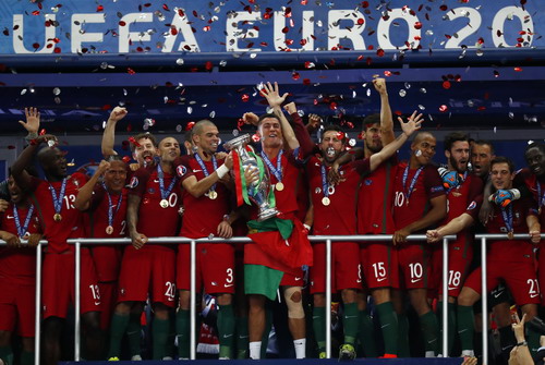 Ronaldo giương cao chiếc cúp vô địch Euro với tuyển Bồ Đào Nha