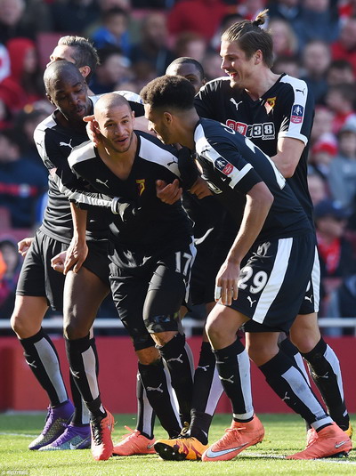 Watford mừng chiến thắng trên sân của Arsenal