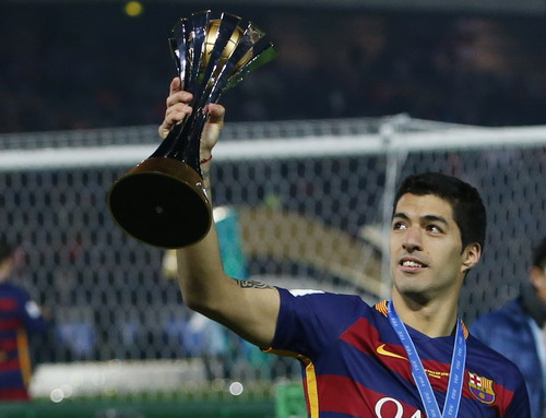 
Luis Suarez với chiếc cúp vô địch World Cup các CLB 2015
