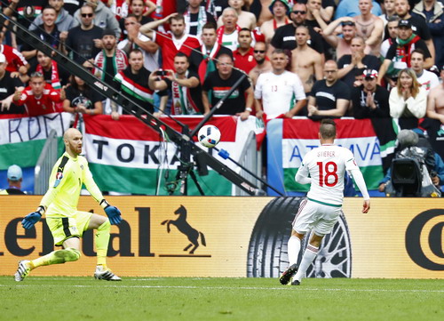 Zoltan Stieber ấn định chiến thắng 2-0 cho Hungary