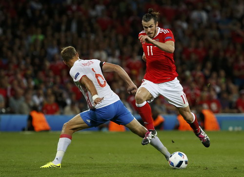 Gareth Bale vượt qua trung vệ Berezutski và ghi bàn