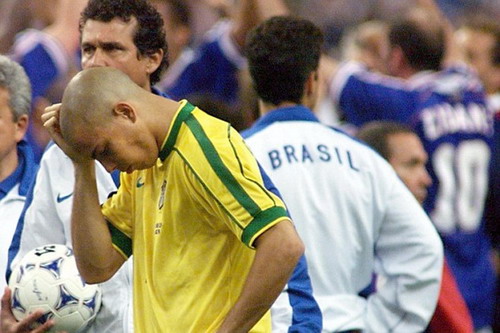 Ronaldo và tuyển Brazil từng vất vả khi đối đầu chủ nhà Pháp ở World Cup 1998
