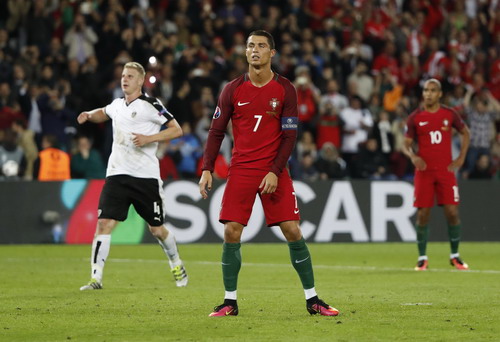 Ronaldo thất vọng sau khi quả đá phạt đền không thành công