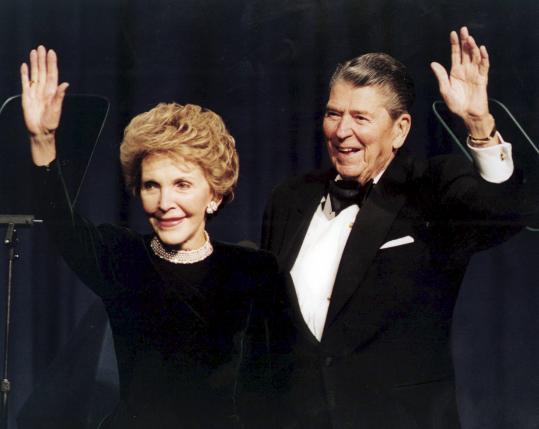 
Cựu tổng thống Mỹ Ronald Reagan và vợ Ảnh: REUTERS
