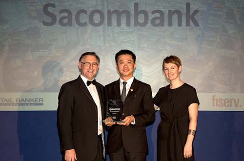 Đại diện Sacombank - ông Nguyễn Minh Tâm - Phó Tổng Giám đốc nhận giải thưởng Dịch vụ NH trực tuyến tốt nhất 2016 tại Luân Đôn