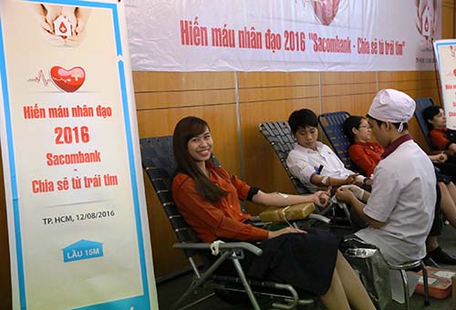 Nhân viên Sacombank đang tham gia hiến máu nhân đạo