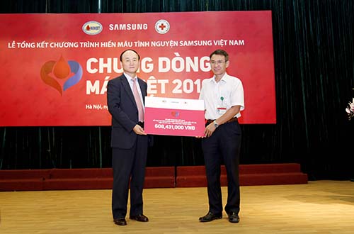 Ông Han Myoung Sup - TGĐ Tổ hợp Samsung Việt Nam trao tặng quỹ hỗ trợ bệnh nhân ung thư máu Viện Huyết học