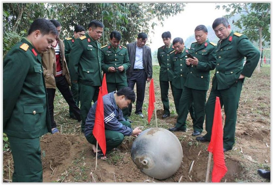 Lực lượng thuộc Bộ Quốc phòng kiểm tra vật thể lạ rơi xuống tỉnh Tuyên Quang - Ảnh: Báo QĐND