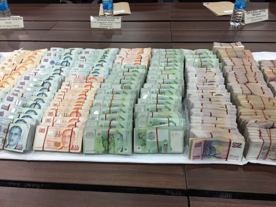 
Sau khi bắt được 2 kẻ trộm, cảnh sát thu hồi được số tiền mặt là 433.000 SGD. Ảnh: CNA
