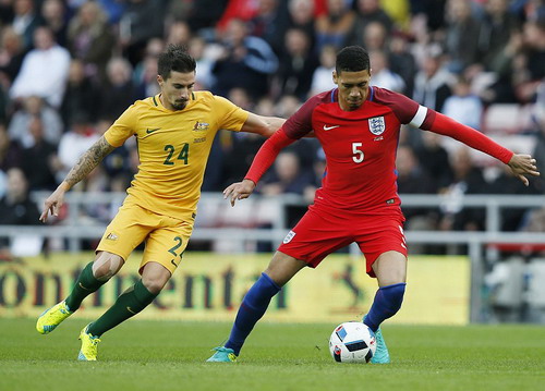 Chris Smalling đeo băng thủ quân tuyển chủ nhà