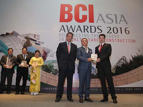 Đại diện SonKim Land nhận giải BCI Asia Awards 2016 trao tặng