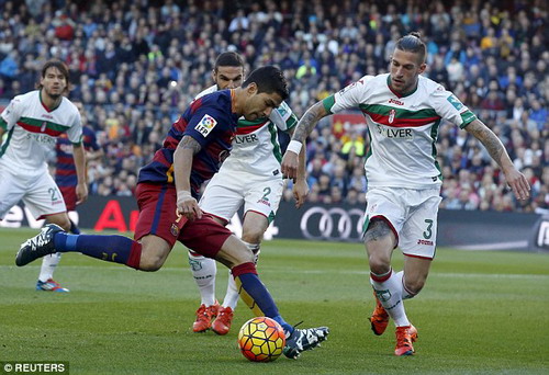 Luis Suarez nỗ lực trước hàng thủ đội khách