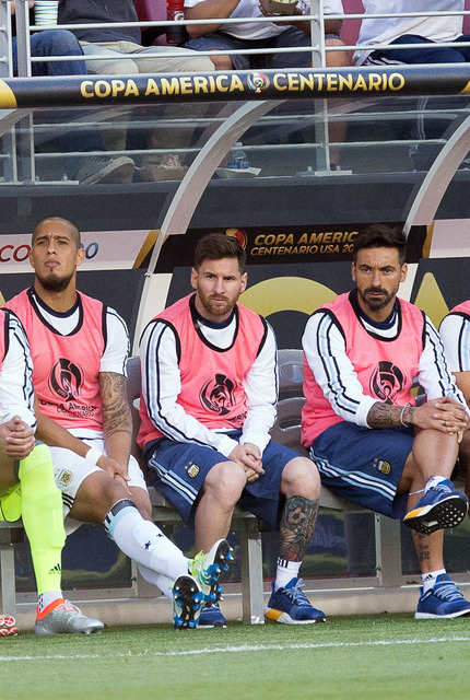 Messi trên băng ghế dự bị