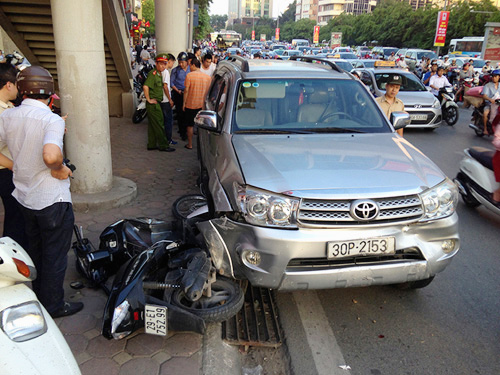 Hiện trường vụ tai nạn giao thông nghiêm trọng xe Toyota Fortuner tông hàng loạt xe máy