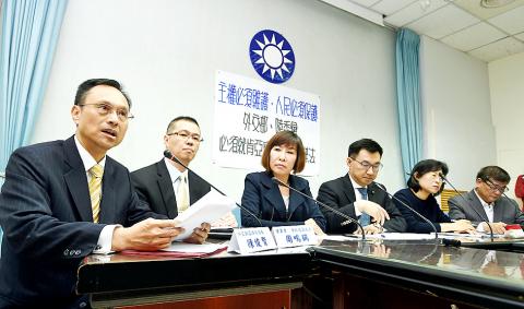 Các quan chức Đài Loan tại cuộc họp báo về vụ việc hôm 11-4. Ảnh: Taipei Times