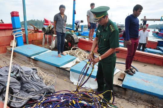 Một tàu cá ngư dân Quảng Ngãi bị tàu Trung Quốc tấn công, phá tài sản trong năm 2015. Ảnh: Tử Trực
