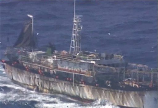 Tàu cá Trung Quốc bị đánh chìm... Ảnh: Cảnh sát biển Argentina
