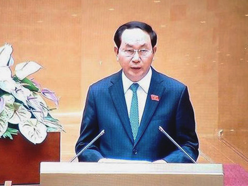 Chủ tịch nước Trần Đại Quang trình bày trước QH sáng 4-4 - Ảnh chụp qua màn hình