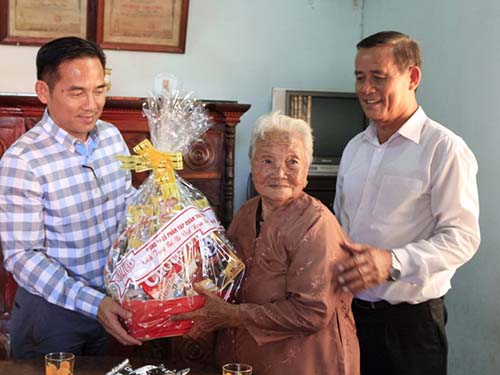 Đại diện Thái Tuấn thăm và tặng quà cho các mẹ Việt Nam anh hùng tại quận 12, TP HCM