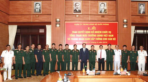 
Chủ tịch nước Trần Đại Quang và Bộ trưởng Quốc phòng Ngô Xuân Lịch cùng các tướng lĩnh vừa được bổ nhiệm, thăng hàm
