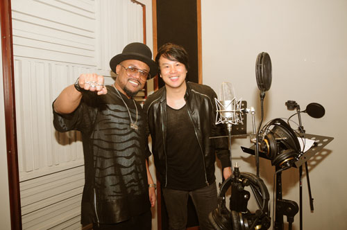 Thanh Bùi trong phòng thu cùng Apl de Ap, trưởng nhóm Black Eyed Peas