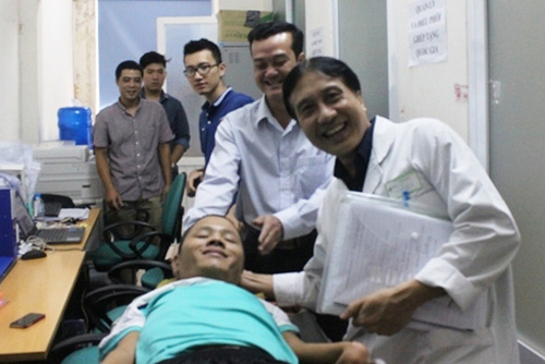 GS-TS Trịnh Hồng Sơn (ngoài cùng bên phải) cùng anh Phạm Sỹ Long - nam thanh niên muốn được ghép đầu vào thân người khác - và các bác sĩ tại Trung tâm Điều phối Quốc gia về ghép bộ phận cơ thể người ngày 10-8