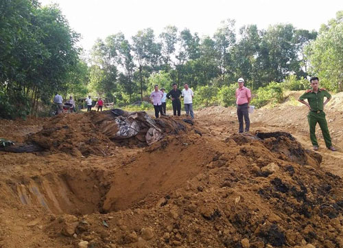 Cơ quan chức năng kiểm tra, xử lý việc chôn lấp rác thải trái phép của Formosa trong trang trại ở Hà Tĩnh Ảnh: HÀ TĨNH