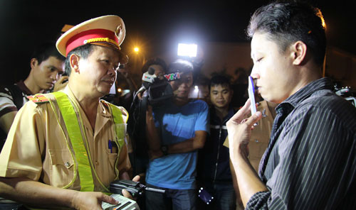 Lực lượng CSGT chốt chặn, đo nồng độ cồn người tham gia giao thông tại khu vực trạm thu phí cầu Phú Mỹ - TP HCM Ảnh: HOÀNG TRIỀU