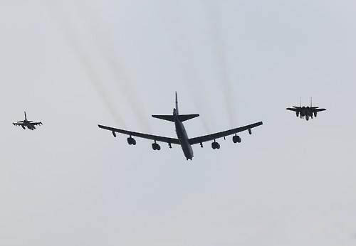 Máy bay B-52 trên bầu trời Hàn Quốc hôm 10-1Ảnh: Yonhap