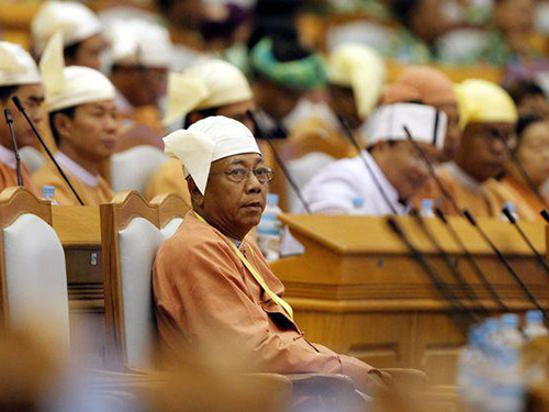 Tổng thống đắc cử Htin Kyaw tại phiên họp quốc hội hôm 21-3 Ảnh: EPA