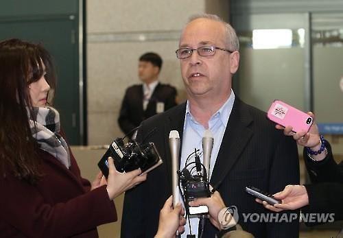 Ông Daniel Russel, trợ lý ngoại trưởng Mỹ, tại sân bay quốc tế Incheon ở thủ đô Seoul – Hàn Quốc hôm 26-2 Ảnh: Yonhap