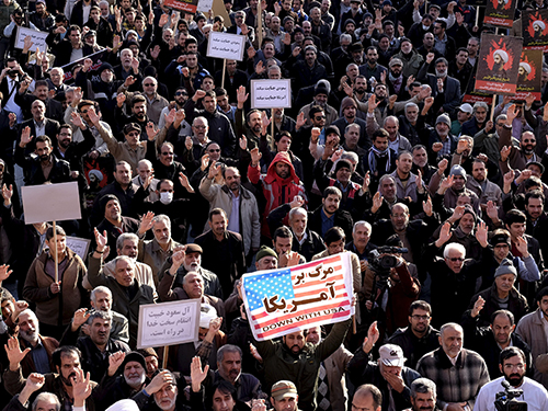 
Người dân Iran biểu tình phản đối Ả Rập Saudi hành quyết giáo sĩ Nimr al-Nimr ở Tehran hôm 4-1 Ảnh: REUTERS
