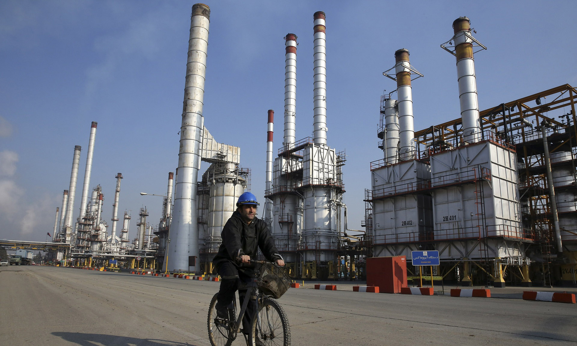 Một cơ sở lọc dầu gần thủ đô Tehran – Iran Ảnh: AP
