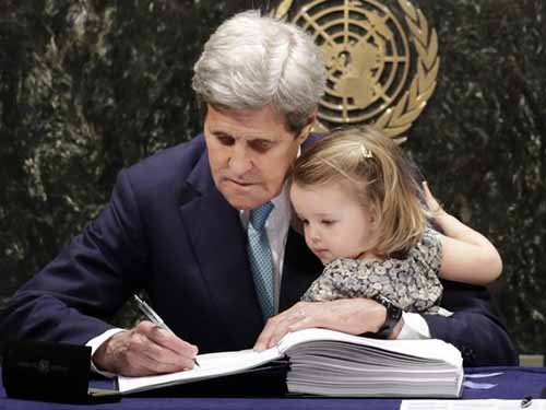 Ngoại trưởng Mỹ John Kerry ôm cháu gái Isabel Dobbs-Higginson ký Hiệp định Paris hôm 22-4 Ảnh: AP