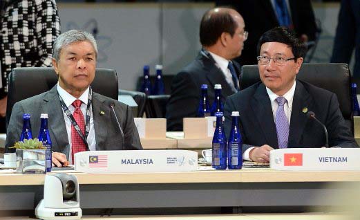 Phó Thủ tướng, Bộ trưởng Ngoại giao Phạm Bình Minh (phải) tham dự một phiên thảo luận tại Hội nghị thượng đỉnh An ninh hạt nhân hôm 1-4 Ảnh: BERNAMA