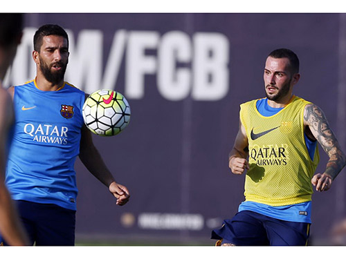 Turan (trái) và Vidan sẵn sàng cho ngày ra mắt chính thức Barcelona sau 6 tháng tập chay Ảnh: REUTERS