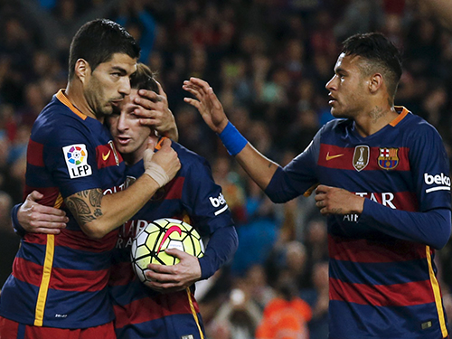 Phong độ tốt của Suarez (trái) giúp hàng công Barcelona vững tin trước 3 vòng đấu cuối Ảnh: REUTERS