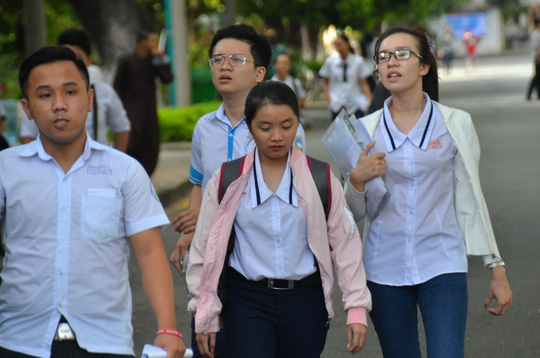 
Th&iacute; sinh rời ph&ograve;ng thi m&ocirc;n ngữ Văn s&aacute;ng nay
