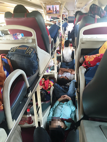 Hành khách chấp nhận nằm, ngồi la liệt dưới sàn xe để kịp vào TP HCMẢnh: Lê Phong