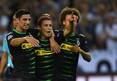 Thorgan Hazard (giữa) lập hat-trick đầu tiên cho Moenchengladbach